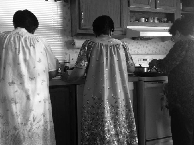 Hilda cooks lunch with her friends in their trailer. © Edna Ledesma