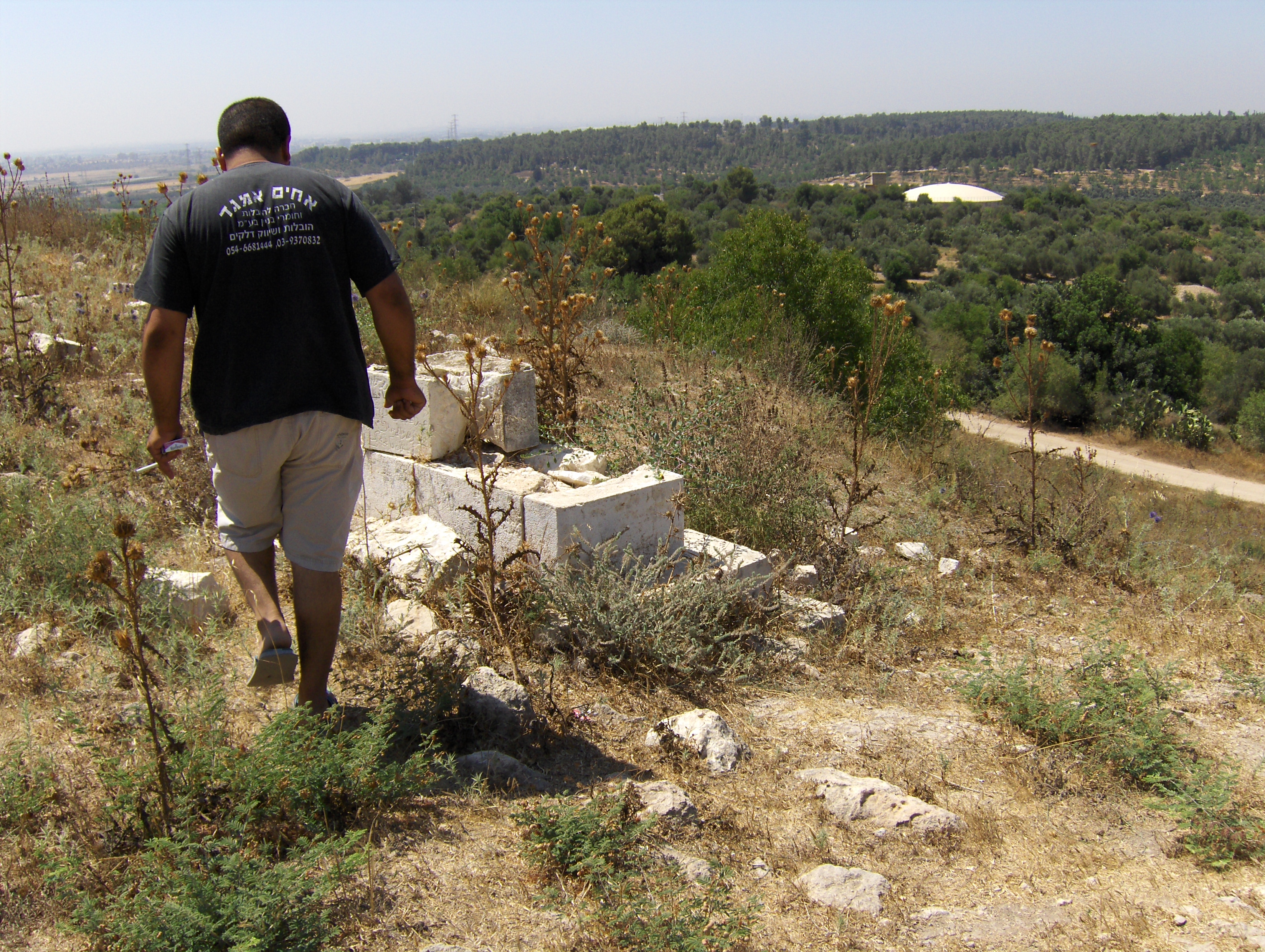 Rami and Hassan took the author to visit the abandoned cemetery of an Arab village destroyed in 1948 before driving her to the ruins of Beit-Nabala. © Silvia Pasquetti.