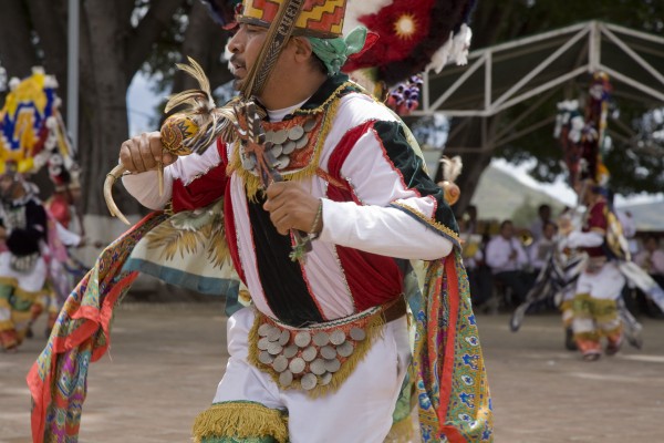 The rattle and the baton, symbols of power. The dance recalls the basic history of the conquest. At the time of the Spaniards' arrival, indigenous people had been living in Oaxaca's central valleys for 11,000 years. The first site of human habitation is not far from Teotitlan, in the Guilá Naquitz cave near the town of Mitla. The discovery of corncob fragments indicates that the world's first people to cultivate corn lived there. The dance recalls the basic history of the conquest. At the time of the Spaniards' arrival, indigenous people had been living in Oaxaca's central valleys for 11,000 years. The first site of human habitation is not far from Teotitlan, in the Guilá Naquitz cave near the town of Mitla. The discovery of corncob fragments indicates that the world's first people to cultivate corn lived there.